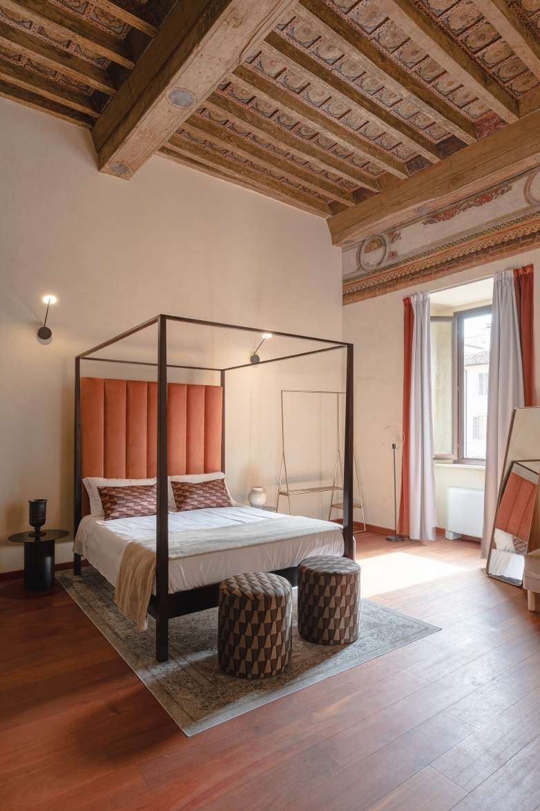 Soffitto a travi con decorazioni originali