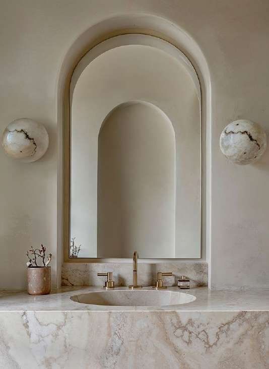 Lavabo in pietra sotto una nicchia ad arco