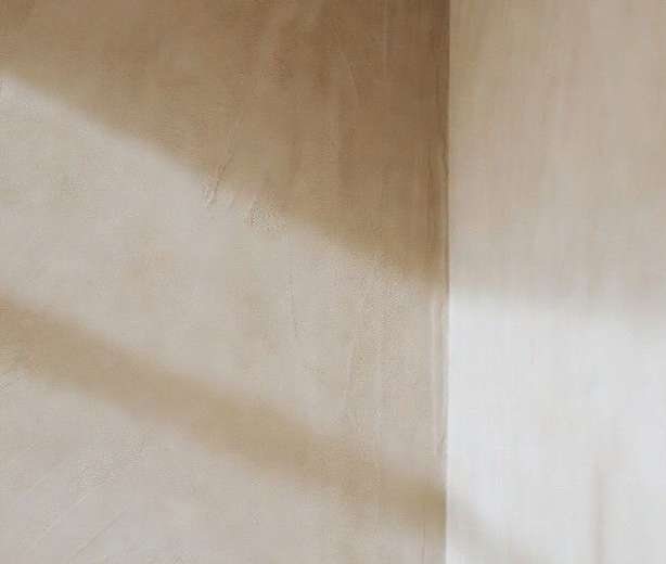 Parete in calce con luce radente